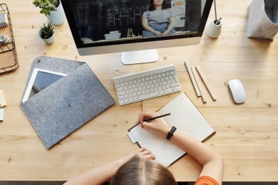 Bewerbungsfoto selber machen: Tipps für Handy, Kamera & App