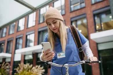 Lebenslauf als Travel Nurse – Beispiele & Vorlagen 2025